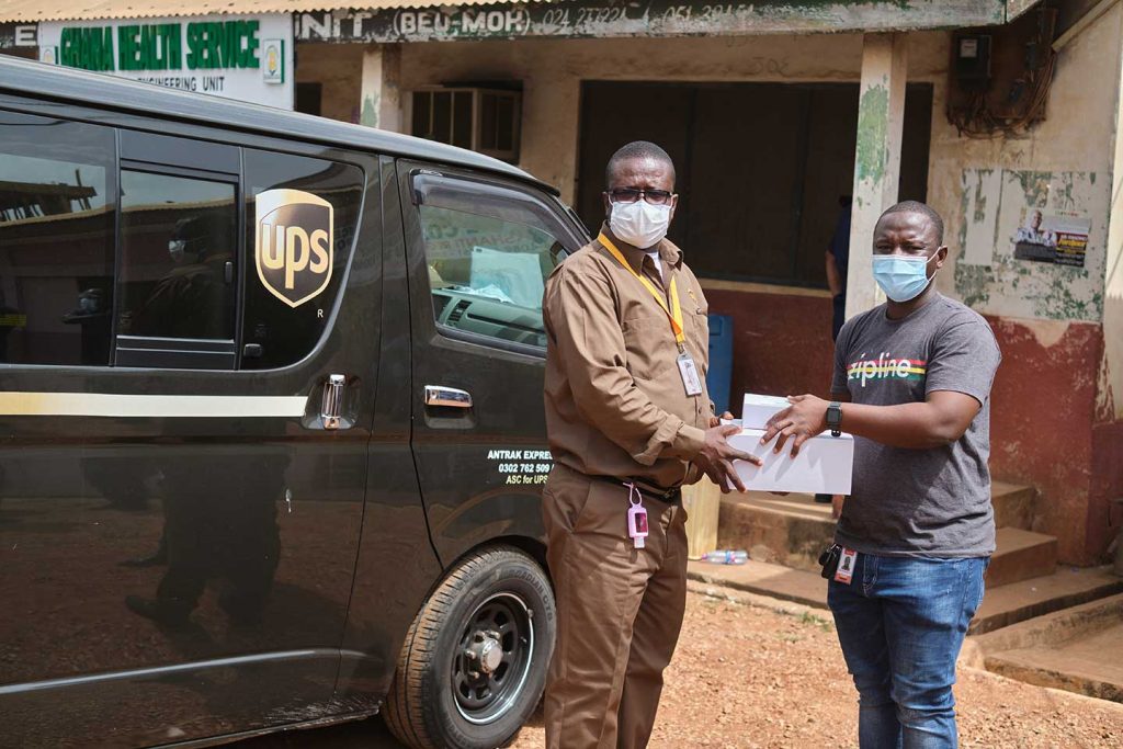 Jacob Dwamena (à gauche), qui conduit des camions secs et réfrigérés pour UPS, est un maillon important d'une vaste chaîne de spécialistes de la logistique chargés d'acheminer les vaccins en toute sécurité des installations de fabrication jusqu'au destinataire. Au début du 24 février, M. Dwamena et ses homologues de Zipline étaient à l'aéroport international de Kotoka à Accra pour accueillir le premier envoi de COVAX, prêt à escorter des boîtes de vaccins jusqu'aux points d'entreposage frigorifique, puis jusqu'aux centres de santé.