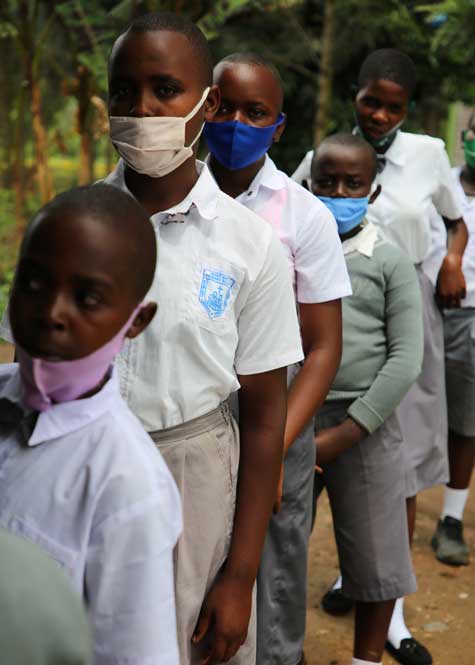 Fin 2020 des systèmes de collecte (tontine) par mobile monnaie permettent au écoles en milieu rural au Rwanda de financer des repas et donc de maintenir les enfants scolarisés en période de pandémie. Photo T. Barbaut