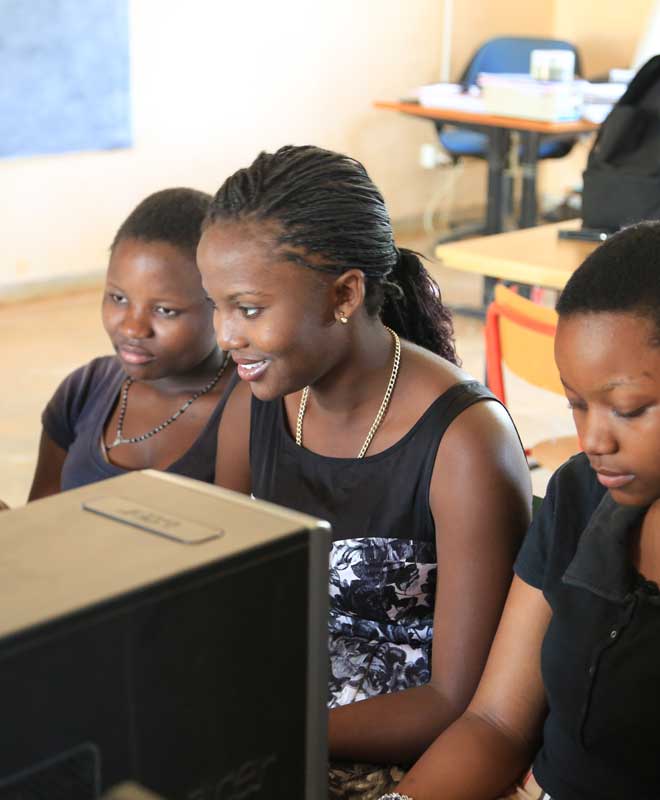 Au Malawi les écoles hébergent des HUB du numérique pour intégrer l'apprentissage du numérique auprès des jeunes. Photos T. Barbaut