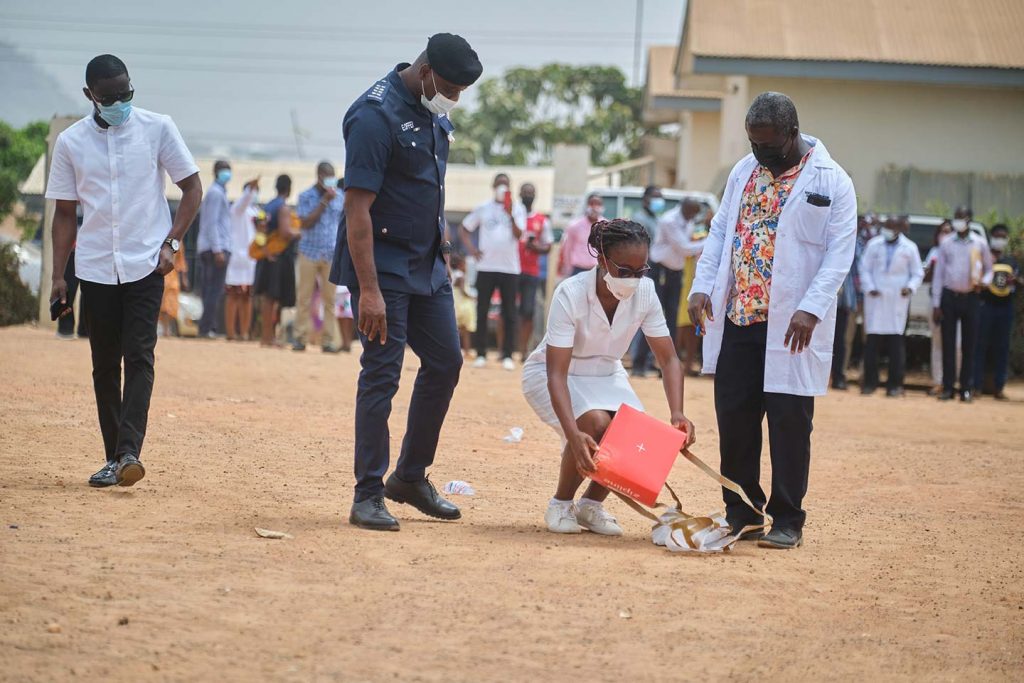 Un agent de santé du centre de santé d'Asuofua ramasse une boîte de vaccins COVAX COVID-19. Les drones de la ligne de zonage éjectent leurs charges utiles parachutées sur des zones de largage prédéterminées et précisément ciblées dans les centres de santé. A la fin de la journée du 2 mars, Zipline avait largué un total de 36 livraisons de vaccins COVID-19, facilitant ainsi 4 500 vaccinations.