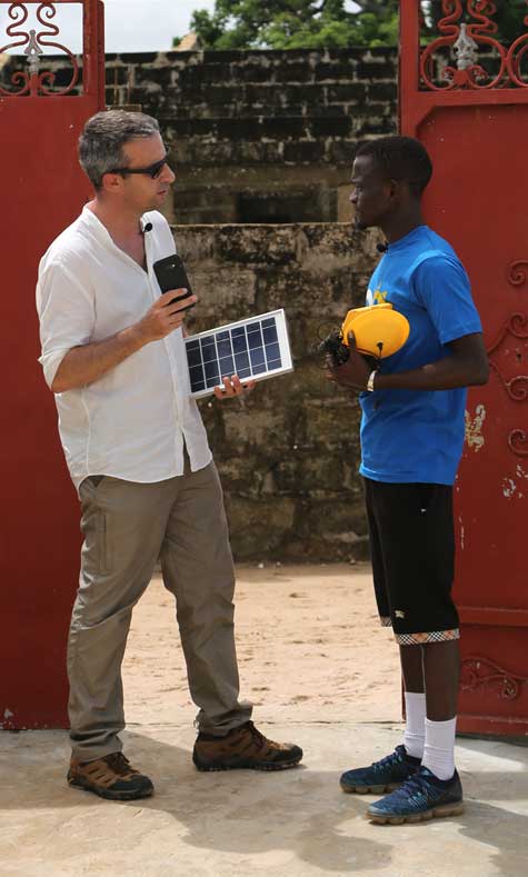 Au Sénégal, MOON propose des kits solaires connectés dans des régions ou les coupures de courant dépassent 160 jours par an.